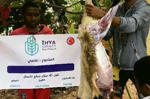 فريق إحياء الخيرية أثناء توزيع الأضاحي